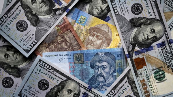 Денежные купюры и монеты США и Украины