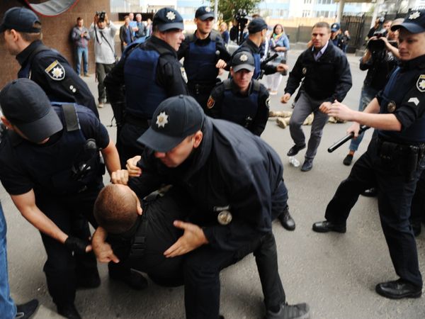 Акция протеста у российких диппредставительств на Украине