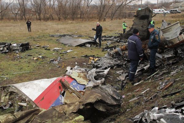 Голландские эксперты приступили к сбору обломков малайзийского Boeing на востоке Украины Голландские эксперты приступили к сбору обломков малайзийского Boeing на востоке Украины