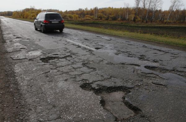 Ямы на дорогах на автомобильной трассе в Омской области Ямы на дорогах на автомобильной трассе в Омской области