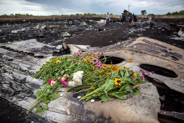 Сбор тел погибших на месте крушения малайзийского лайнера Boeing 777 в районе Шахтерска
