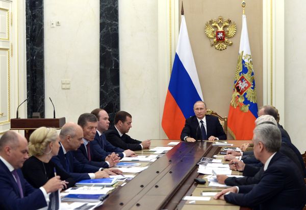 Президент РФ В. Путин провел совещание по межбюджетным отношениям