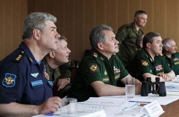 Министр обороны РФ С.Шойгу прибыл на учения на полигоне Ашулук в Астраханской области Министр обороны РФ С.Шойгу прибыл на учения на полигоне Ашулук в Астраханской области