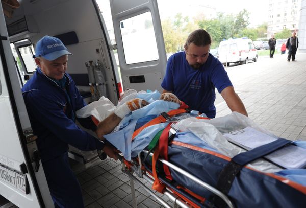 Бортпроводник Александр Сизов доставлен в НИИ им. Склифософского