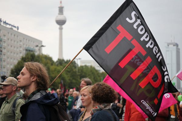 Акция протеста против соглашения о трансатлантической торговле (TTIP) в Берлине