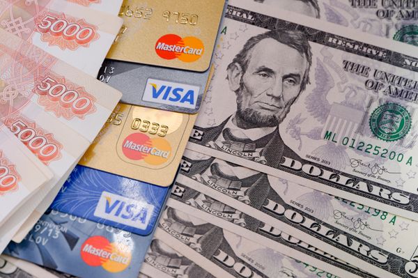 Денежные купюры России и США