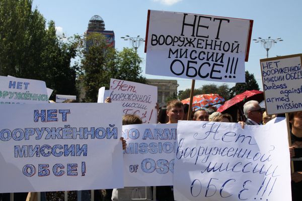 Митинг протеста в Донецке против ввода в Донбасс вооруженной миссии ОБСЕ