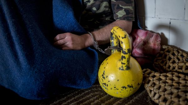 Пленные военнослужащие украинской армии в штабе ополчения в Луганске