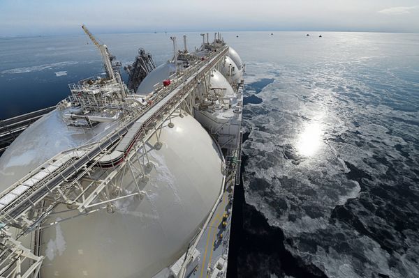 Танкер-газовоз Гранд Анива на территории первого в России завода по производству сжиженного газа (СПГ)