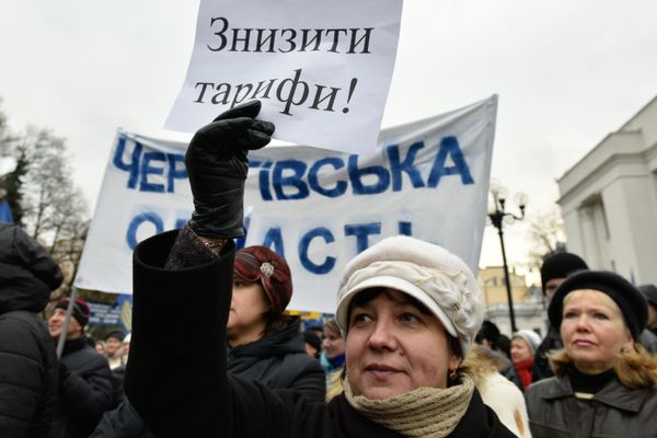 Митинг против высоких тарифов у здания Верховной рады в Киеве