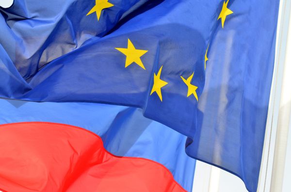 Флаги России, ЕС, Франции и герб Ниццы на набережной Ниццы Флаги России, ЕС, Франции и герб Ниццы на набережной Ниццы