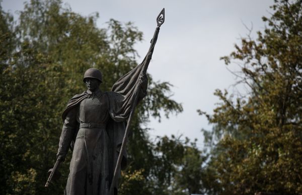 Памятник в поселке Идрица