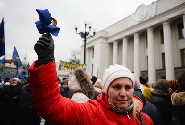 Митинг против высоких тарифов у здания Верховной рады в Киеве