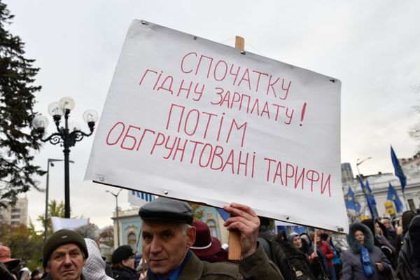 Митинг против высоких тарифов у здания Верховной рады в Киеве