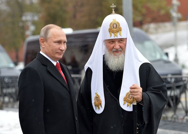 Президент РФ В. Путин возложил цветы к памятнику К.Минину и Д.Пожарскому на Красной площади