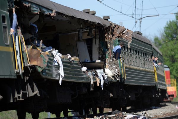 Пассажирский и грузовой поезда столкнулись в Подмосковье
