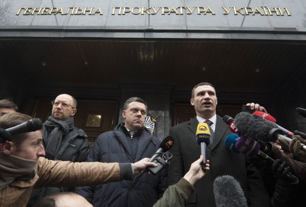 Лидеры трех оппозиционных партий передали свои требования генеральному прокурору Украины Лидеры трех оппозиционных партий передали свои требования генеральному прокурору Украины