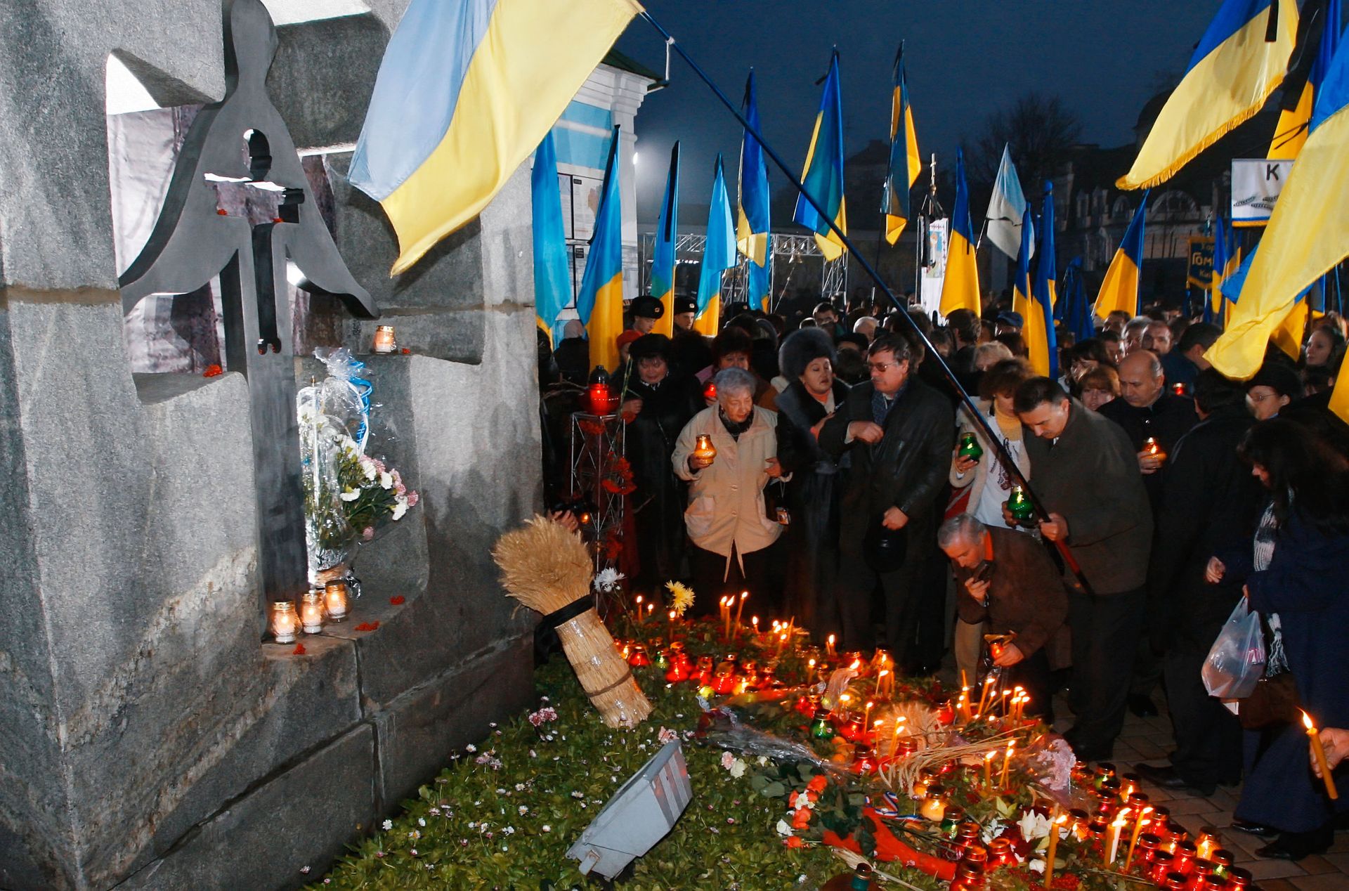 У памятного знака жертвам голодомора 1932-1933 гг. - РИА Новости, 1920, 24.11.2021