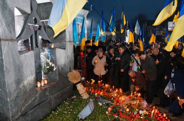 У памятного знака жертвам голодомора 1932-1933 гг.
