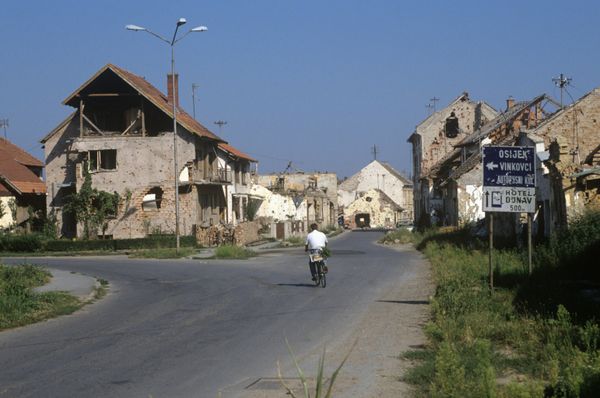 Разрушенные дома в городе Вуковаре