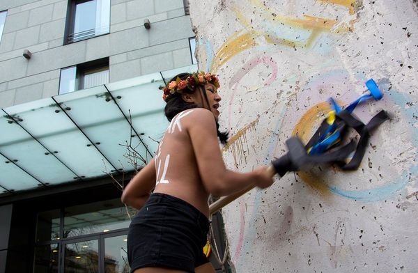 Акция движения FEMEN The Wall у посольства Германии на Украине Акция движения FEMEN The Wall у посольства Германии на Украине