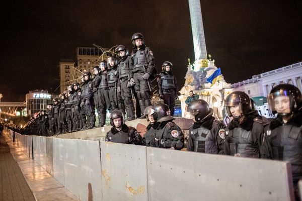 Полиция вытеснила митингующих с площади Независимости