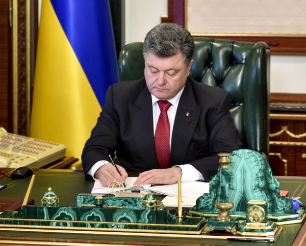 П.Порошенко подписывает Закон о люстрации
