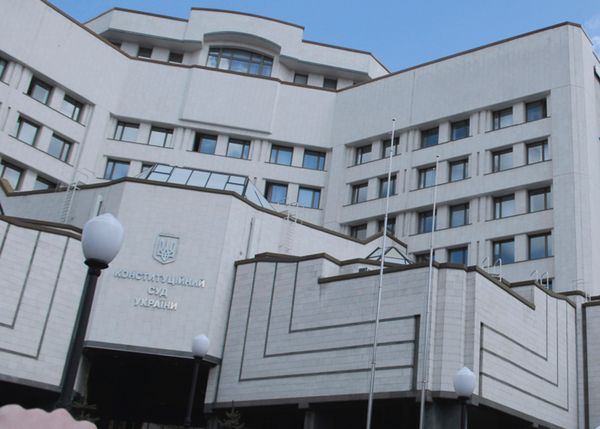 У здания Конституционного суда в Киеве
