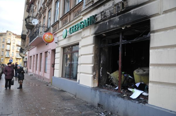 Во Львове подожгли отделения Сбербанка и ВТБ