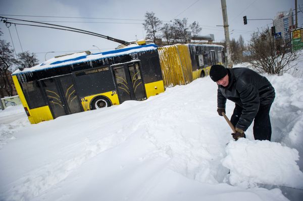 Последствия снегопада в Киеве