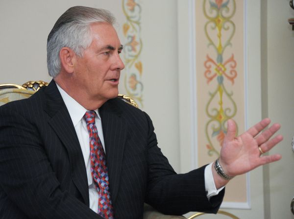 Премьер-министр РФ В.Путин встретился с главой корпорации ExxonMobil Р.Тиллерсоном Премьер-министр РФ В.Путин встретился с главой корпорации ExxonMobil Р.Тиллерсоном