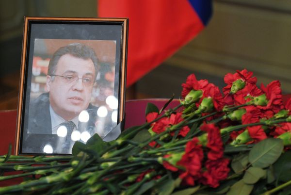 Цветы у портрета посла России в Турции А. Карлова