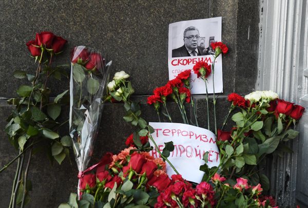 Москвичи несут цветы к зданию МИД РФ в связи с гибелью посла России в Турции А. Карлова