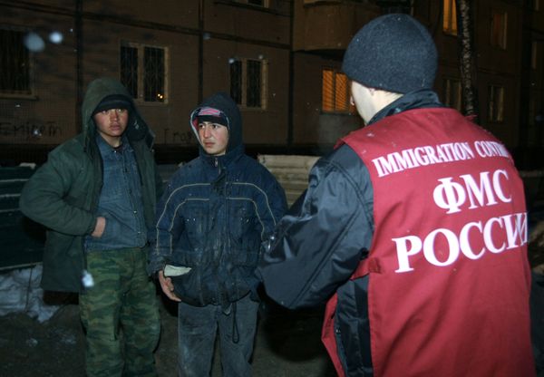Проверка документов у работников на строящемся объекте в Новосибирске