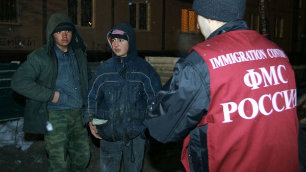 Проверка документов у работников на строящемся объекте в Новосибирске