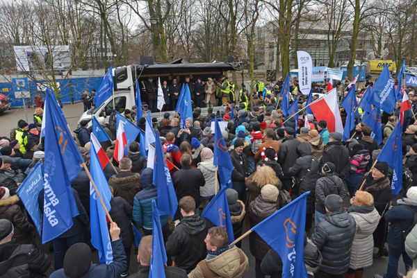 Антиправительственный митинг в Варшаве
