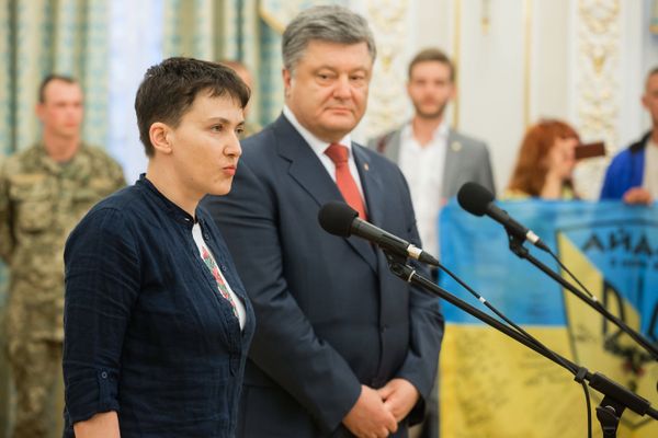 Президент Украины П. Порошенко вручил Н. Савченко орден Золотой Звезды
