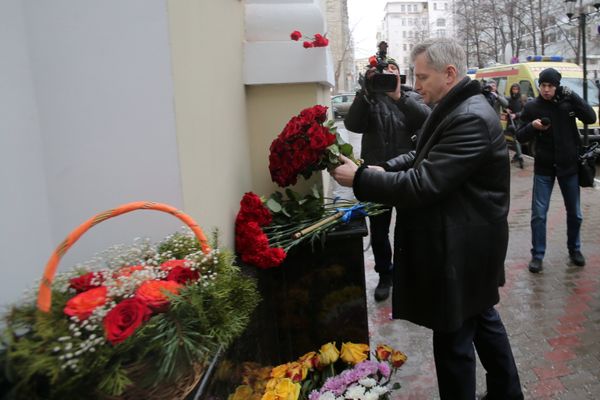 Цветы в память о погибших в крушении самолета Ту-154 Минобороны РФ у здания ансамбля им. А.В. Александрова
