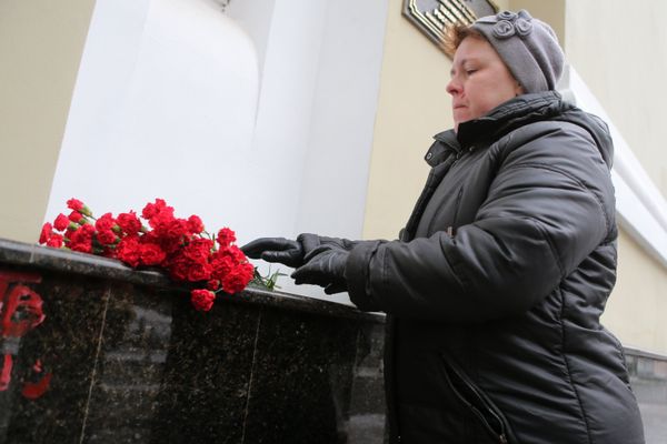 Цветы в память о погибших в крушении самолета Ту-154 Минобороны РФ