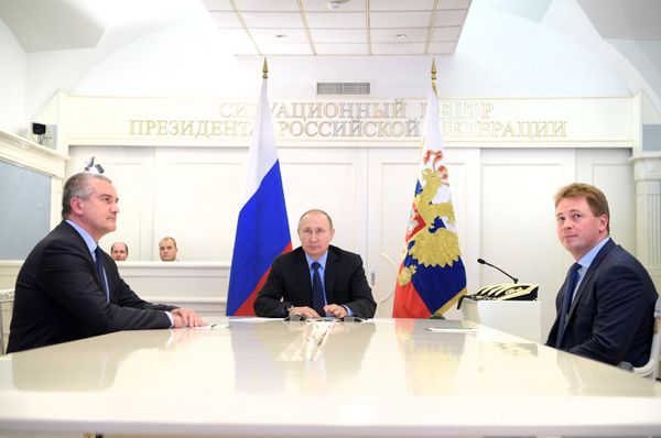 Президент РФ В. Путин провел видеоконференцию по вопросу старта подачи газа в Крым из материковой России