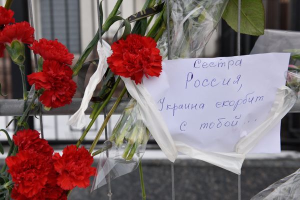 Цветы у посольства РФ в Киеве в память о погибших в авиакатастрофе в Сочи