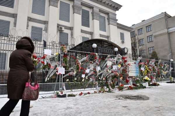 Цветы у посольства РФ в Киеве в память о погибших в авиакатастрофе в Сочи Цветы у посольства РФ в Киеве в память о погибших в авиакатастрофе в Сочи