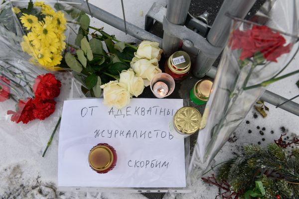 Цветы у посольства РФ в Киеве в память о погибших в авиакатастрофе в Сочи Цветы у посольства РФ в Киеве в память о погибших в авиакатастрофе в Сочи