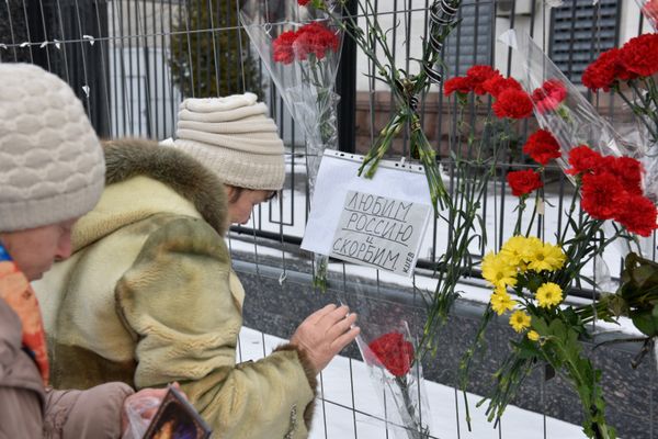 Цветы у посольства РФ в Киеве в память о погибших в авиакатастрофе в Сочи Цветы у посольства РФ в Киеве в память о погибших в авиакатастрофе в Сочи