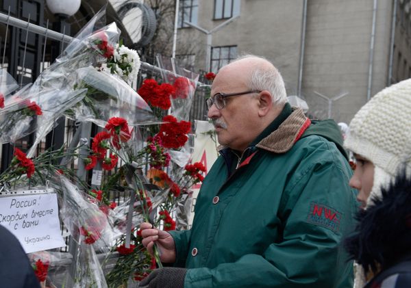 Цветы у посольства РФ в Киеве в память о погибших в авиакатастрофе в Сочи Цветы у посольства РФ в Киеве в память о погибших в авиакатастрофе в Сочи