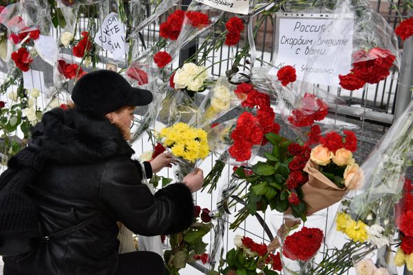 Цветы у посольства РФ в Киеве в память о погибших в авиакатастрофе в Сочи Цветы у посольства РФ в Киеве в память о погибших в авиакатастрофе в Сочи