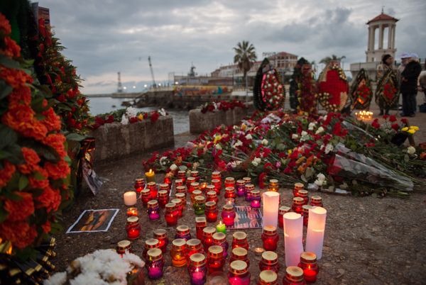 В Сочи жители города несут цветы и свечи к площади Южного мола морского порта
