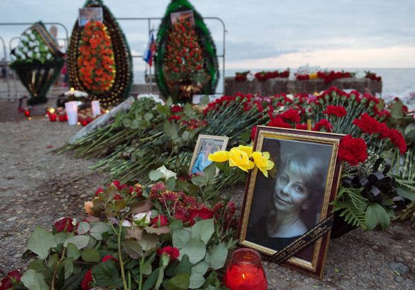 В Сочи жители города несут цветы и свечи к площади Южного мола морского порта В Сочи жители города несут цветы и свечи к площади Южного мола морского порта
