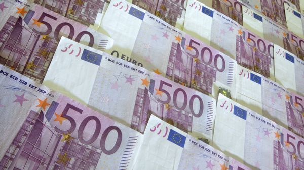 Денежные купюры и монеты разных стран Денежные купюры и монеты разных стран