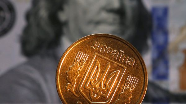 Денежные купюры и монеты США и Украины